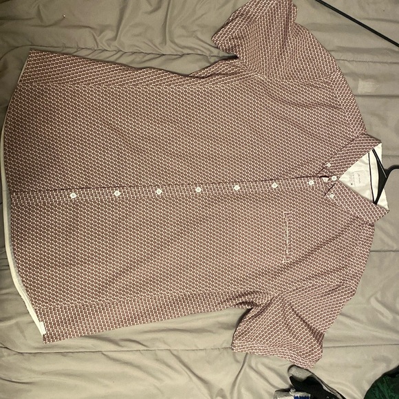 Selling button down shirt worn once very good condition fits loose - Picture 3 of 5